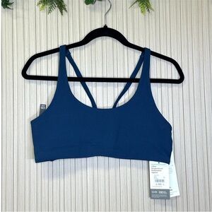 BNWT Vuori Set Size L/M - Daily Legging and Yosemite Bra In Cosmo Blue
